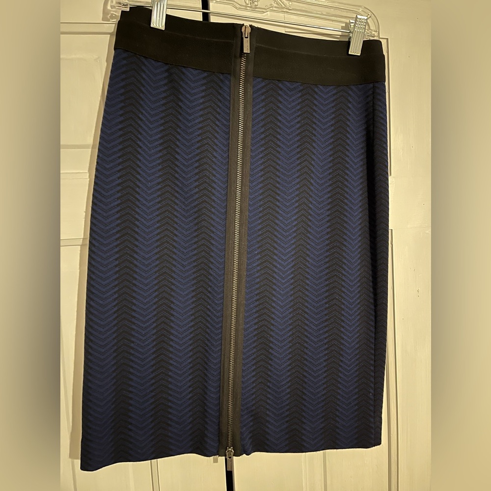 BCBG MaxAzria royal blue/black patterned skirt w full length back zipper small